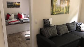 Apartemen Deluks, 1 Tempat Tidur Queen | Tirai kedap cahaya, tempat tidur lipat/tambahan, dan Wi-Fi gratis