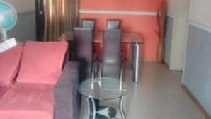 A room with a bed, a desk, and a chair. - Link Majestic B2 Suites and Hotel (Ibadan)