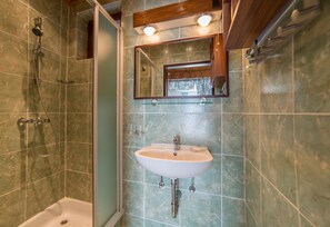 Appartement, Plusieurs lits | Salle de bain | Douche