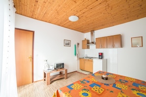 Apartment, 1 Double Bed | Private kitchen | Stovetop, cookware/dishes/utensils - Apartments Zorica V (Rovinj)