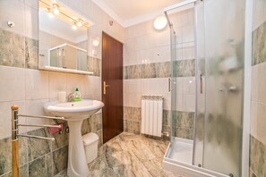 Appartement, 1 tweepersoonsbed | Badkamer | Een douche, een haardroger, een bidet, handdoeken
