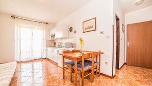 Apartment, 1 Double Bed | Private kitchen