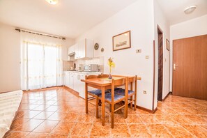 Apartment, 1 Doppelbett | Eigene Küche | Kühlschrank, Mikrowelle, Herdplatte, Wasserkocher mit Kaffee-/Teezubehör