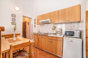 Apartment, 1 Double Bed | Private kitchen