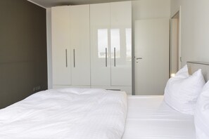 Deluxe-huoneisto (Kaiserstraße 136) | Tallelokero huoneessa, yksilöllisesti sisustettu, työpöytä