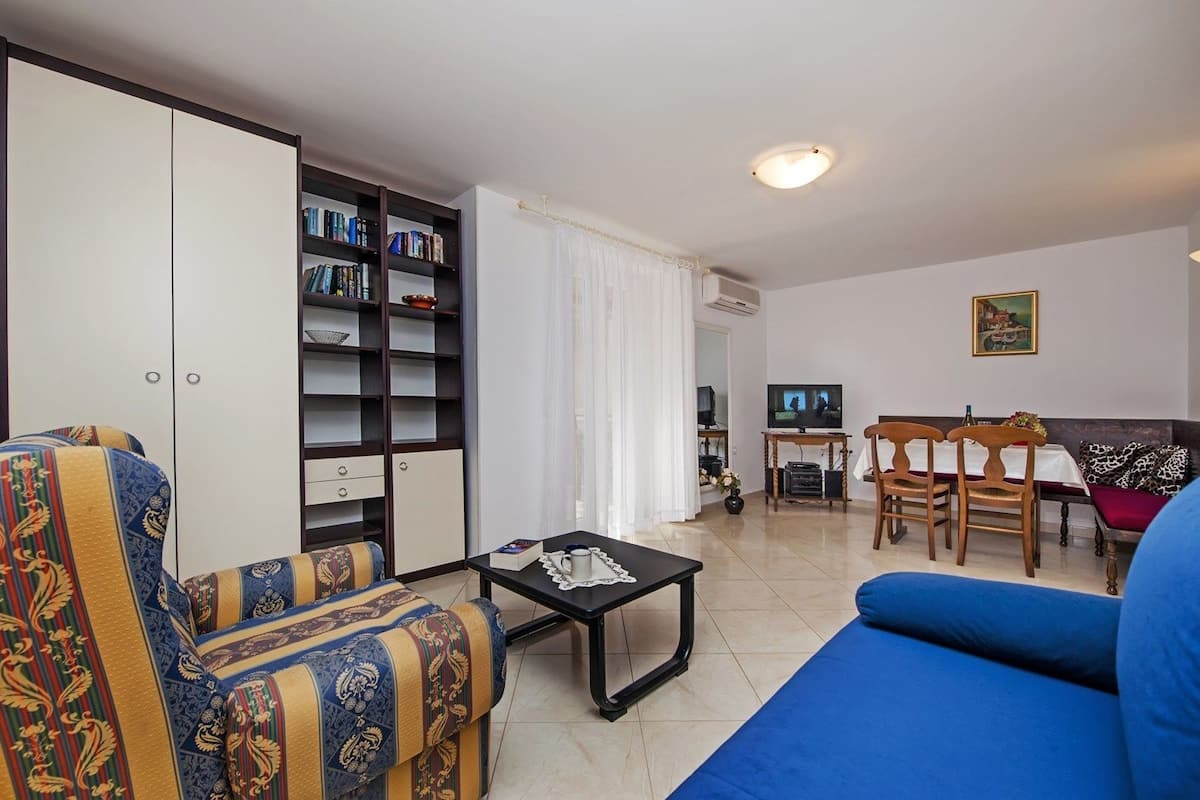 Apartment, 1 Queen Bed | Living room