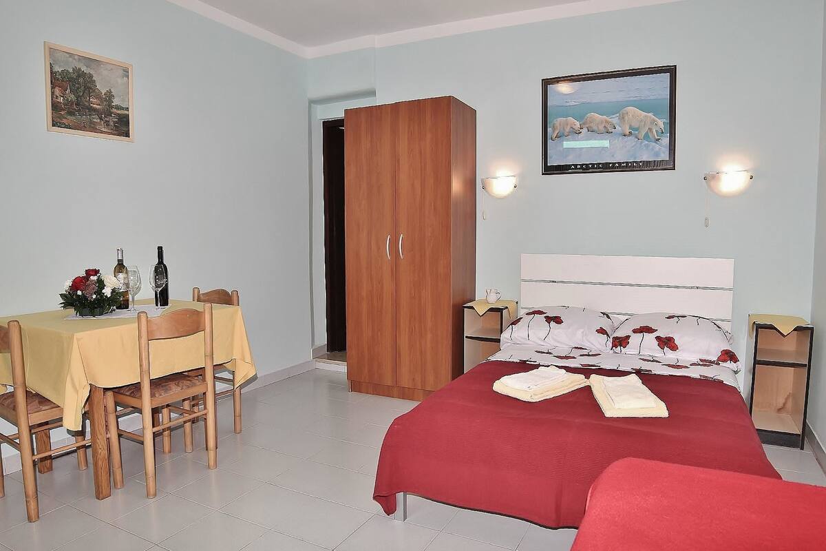 Escritorio, cunas, wifi gratis y ropa de cama