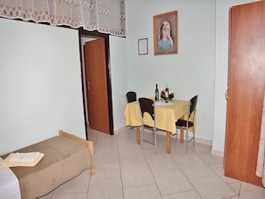 Escritorio, cunas, wifi gratis y ropa de cama 