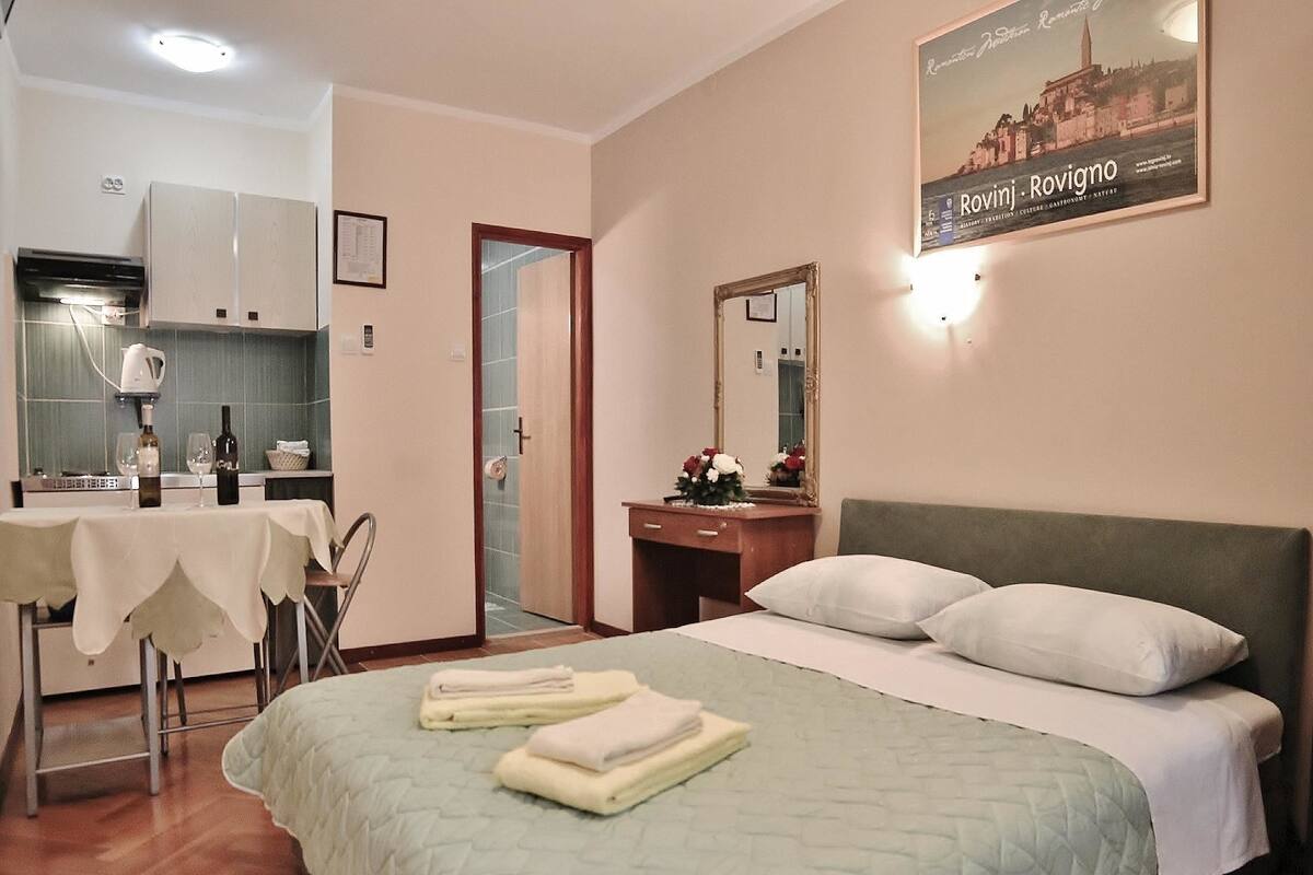 Escritorio, cunas, wifi gratis y ropa de cama