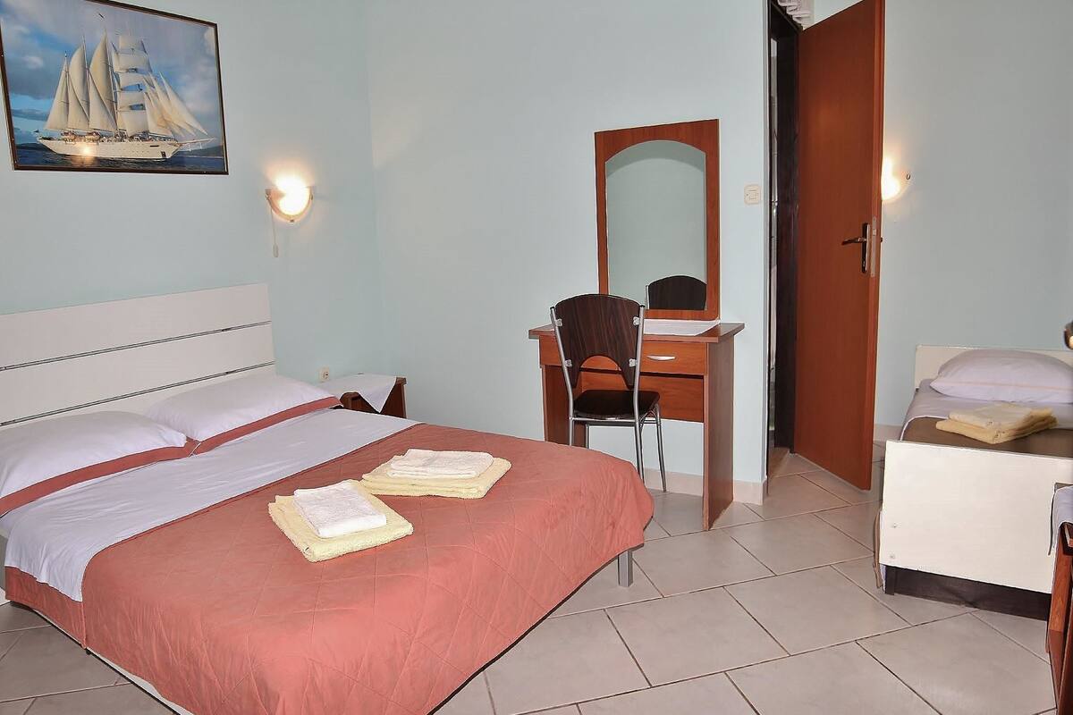 Escritorio, cunas, wifi gratis y ropa de cama