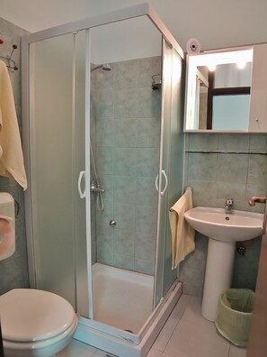 Apartment, Multiple Beds | Bathroom | Shower, towels