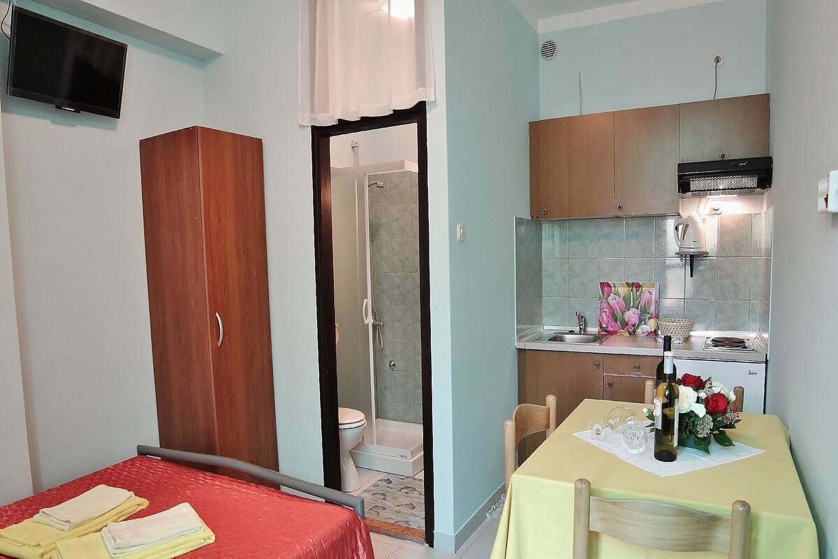 Escritorio, cunas, wifi gratis y ropa de cama