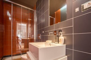 Apartamento, várias camas | Banheiro