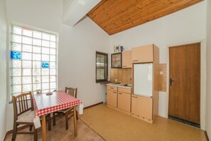 Apartment, 2 Twin Beds | Private kitchen | Stovetop, cookware/dishes/utensils