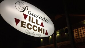 A sign for 'Pousada Vill ECCHI' with a simple, elegant design. - Pousada Villa Vecchia (Canela)
