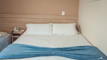 Quarto casal básico, 1 cama de casal, para não fumantes | Frigobar, escrivaninha, ferros/tábuas de passar roupa, Wi-Fi de cortesia