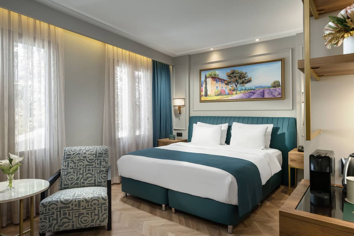 Deluxe Suite, 1 King Bed, Garden Area | 1 bedroom, minibar, in-room safe, desk