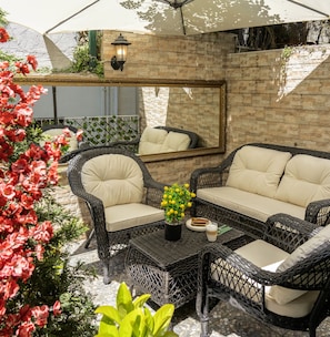 Deluxe Suite, 1 King Bed, Garden Area | Living area