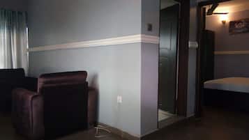 Deluxe Suite | Premium bedding, desk, soundproofing, free WiFi