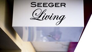 Een bord met de tekst 'SEEGER Living'.