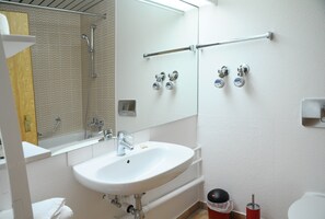 Leilighet – classic | Bad | Kombinert dusj/badekar, håndklær, såpe og sjampo