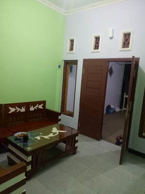 Lobby sitting area - Kawah Ijen Guest House (Banyuwangi)