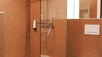 Departamento Confort (Karlstraße 49a) | Baño | Regadera, amenidades de baño gratuitas, secadora de cabello, toallas