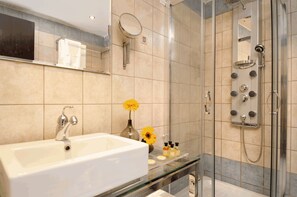 Villa Deluxe | Baño | Bañera, bañera de hidromasaje y artículos de higiene personal gratuitos