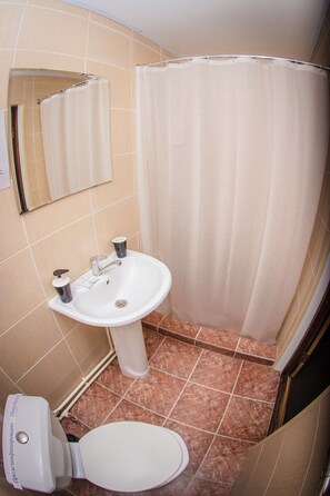 Ilmaiset hygieniatuotteet, hiustenkuivaaja, tohvelit, sampoo
