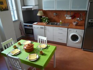 Familien-Vierbettzimmer, Mehrere Betten, Nichtraucher | Frühstücksbereich | Tägliches inbegriffenes einheimisches Frühstück