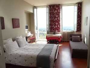 3 Schlafzimmer, hochwertige Bettwaren, individuell dekoriert