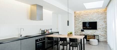 Fridge, oven, stovetop, dishwasher