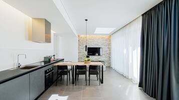 Frigorifero, forno, piano cottura, lavastoviglie