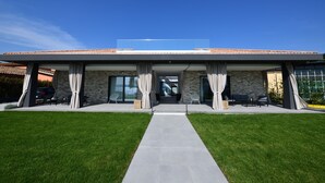 A modern house with a covered patio, stone facade, and a clear sky. - Acquarella Resort - Acquamarina Suite (TREVIGNANO ROMANO)