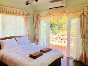 4 bedrooms, iron/ironing board, WiFi, bed sheets