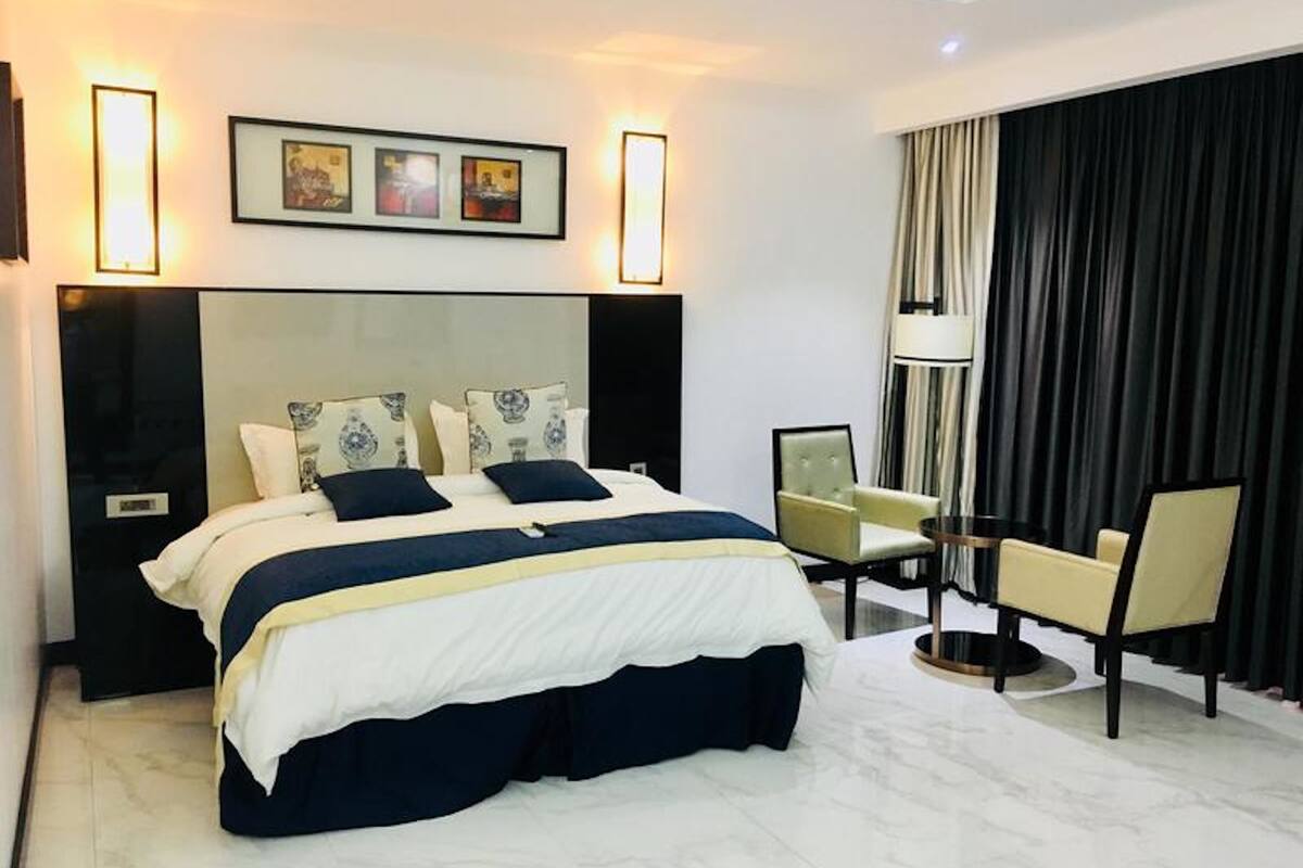 Royal Room, 1 Double Bed, Non Smoking | Desk, blackout drapes, free WiFi