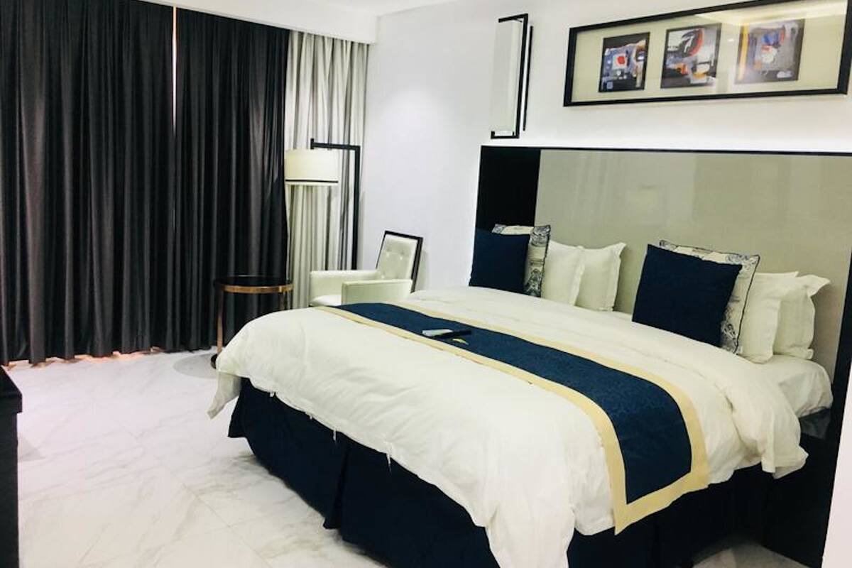 Suite, 1 Double Bed, Non Smoking | Desk, blackout drapes, free WiFi