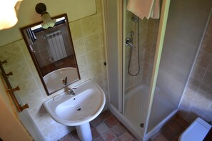 Departamento, 2 habitaciones (Olmo) | Baño | Regadera, amenidades de baño gratuitas, secadora de cabello, bidet 