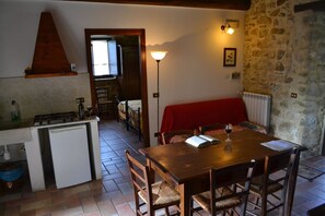 Apartment, 2 Schlafzimmer (Noce) | Essbereich im Zimmer