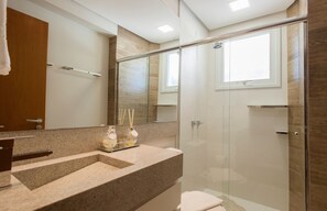 Apartment | Bathroom | Shower, hair dryer, towels - LOCAR-IN GRAMADO - Terrâneo (Gramado)