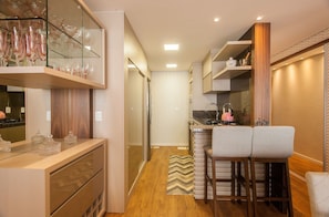 Apartamento | Cozinha privada | Geladeira grande, micro-ondas, fogão, cooktop