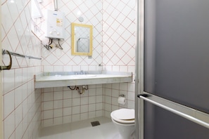 Apartment, Non Smoking | Bathroom