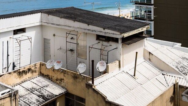 A high-rise building with a view of the sea and a distant island. - Apartamento A1206 - Omar do Rio (Rio de Janeiro)