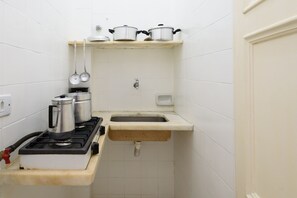 Apartment, Multiple Beds, Non Smoking | Private kitchen