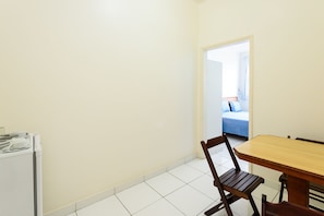 Apartamento, várias camas, para não fumantes | Opções para refeição no quarto
