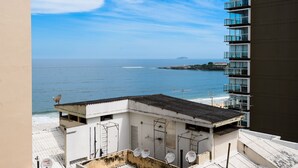 A building with a view of the sea, satellite dishes, and a balcony. - Apartamento A1206 - Omar do Rio (Rio de Janeiro)