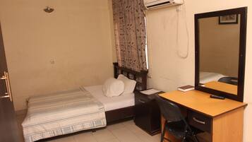 Deluxe Room | 1 bedroom, minibar, desk, bed sheets