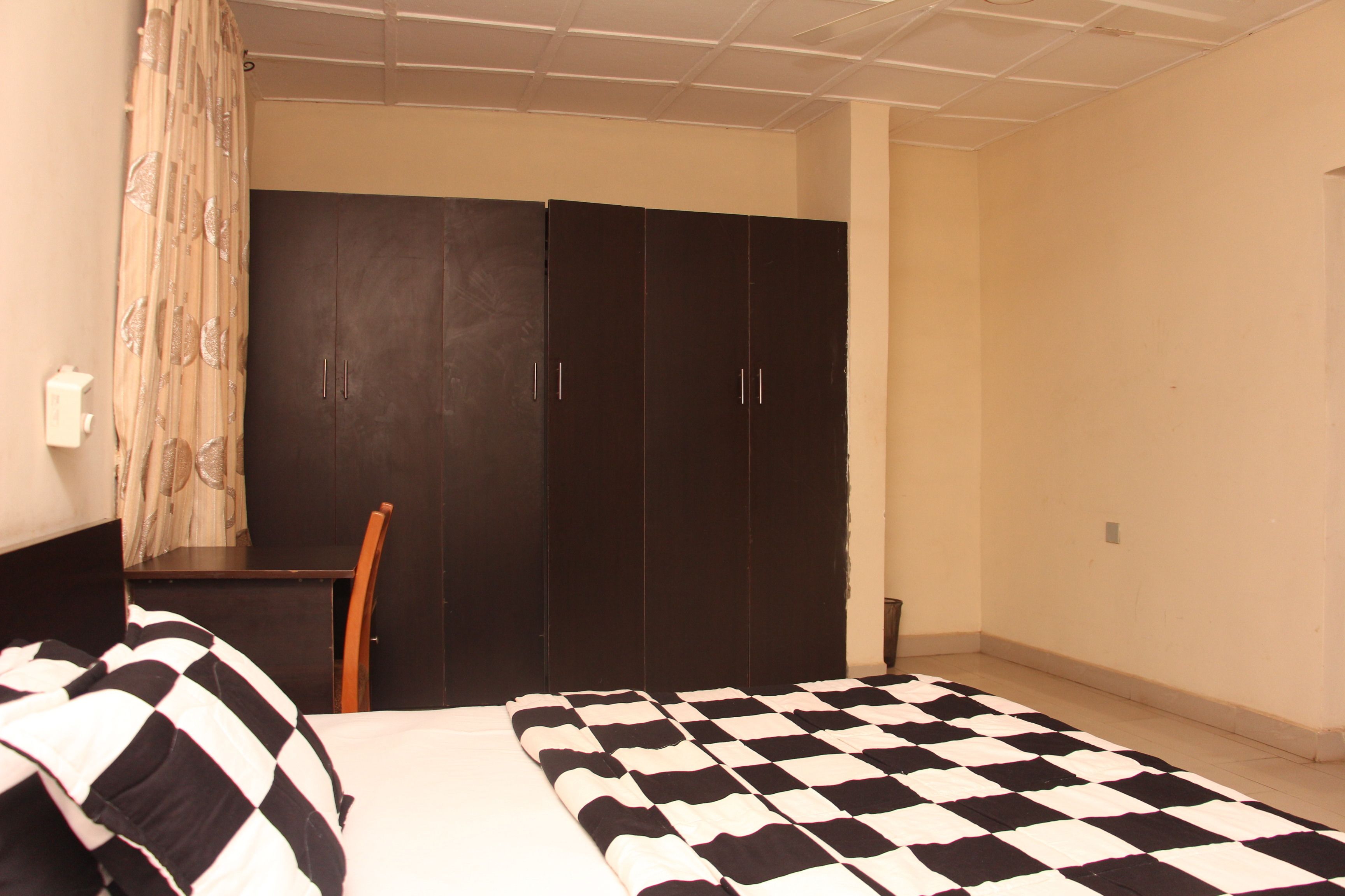 Executive Room, Non Smoking | 1 bilik tidur, bar mini, meja, cadar katil 