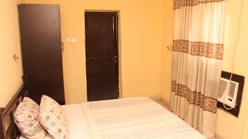 Phòng Premium | 1 phòng ngủ, minibar, bàn, bộ trải giường