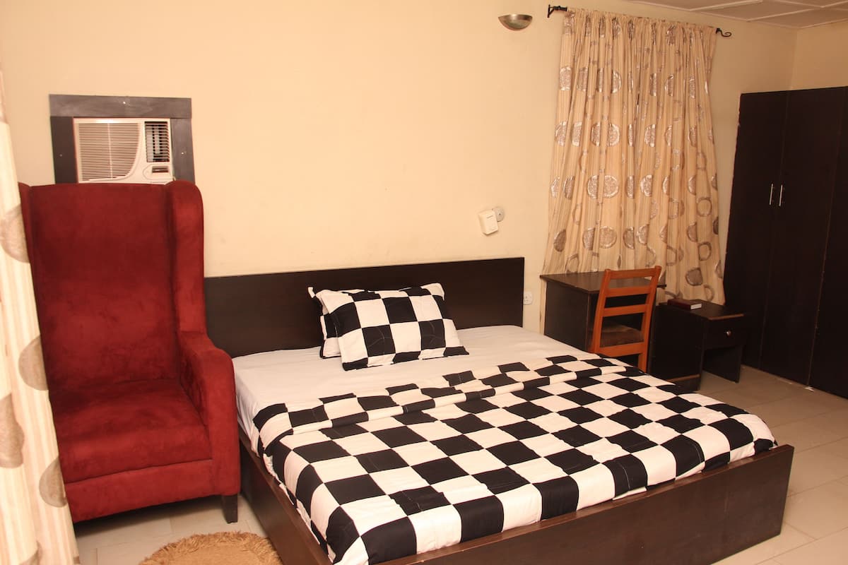 Executive Room, Non Smoking | 1 bedroom, minibar, desk, bed sheets